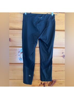 Calvin Klein Performance Wick Womens Cropped Black Leggings Size Small.